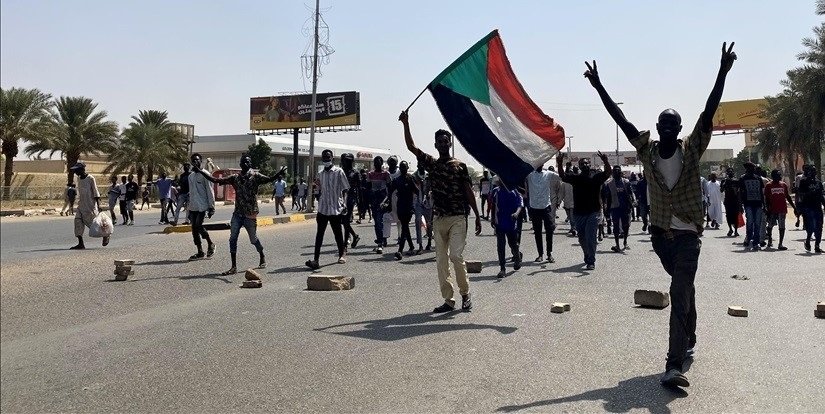 Sudanese Army Chief Orders Release of Ministers and Promises Government