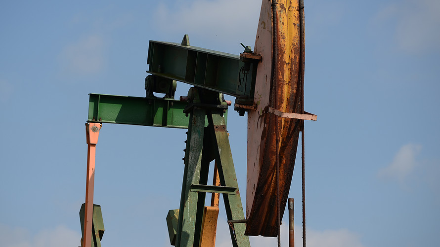 Brent Oil Falls Below $90, Gas Price Also Falls